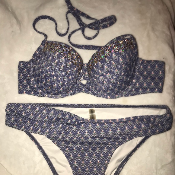 Bikini - Picture 1 of 3